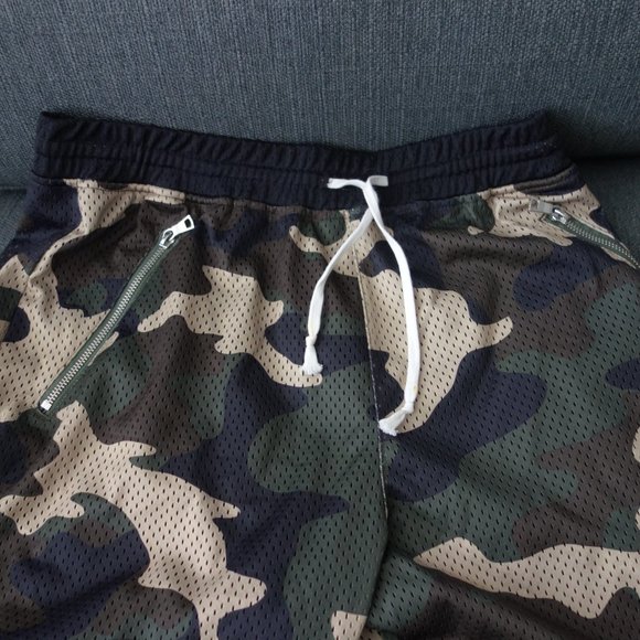 Elwood Camo Size M Shorts with Zipper Pockets 100% Polyester Made in China - Picture 2 of 10